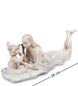 Статуэтка из фарфора Мама с дочкой и зеркалом