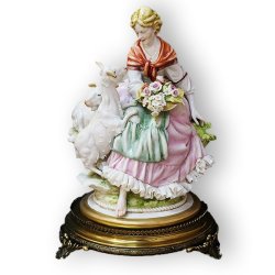 Статуэтка из фарфора Девушка и козы
