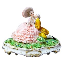 Статуэтка из фарфора Под зонтиком