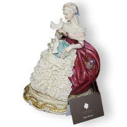 Статуэтка из фарфора Дама с голубями в бордовом платье