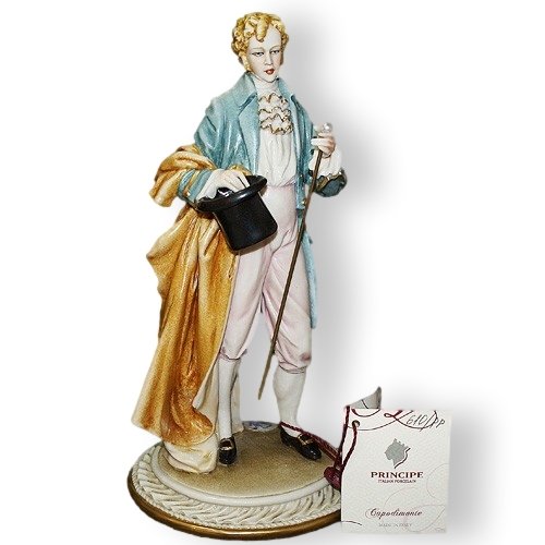 Статуэтка из фарфора Кавалер с котелком и тростью