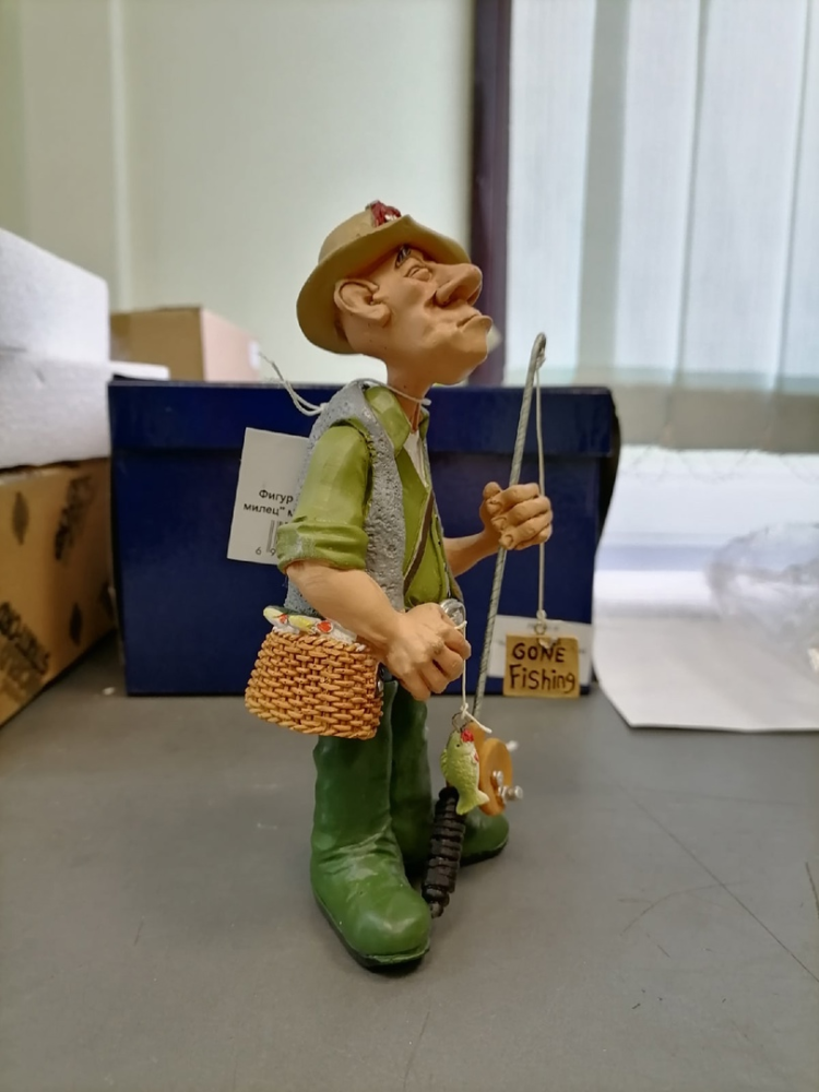 Маленькая Фигурка Рыбак Кормилец The Comical World of Stratford RV-176, фото со склада вид профиль