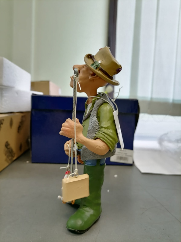 Маленькая Фигурка Рыбак Кормилец The Comical World of Stratford RV-176, фото со склада вид со стороны