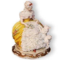 Статуэтка из фарфора Дама с собачкой