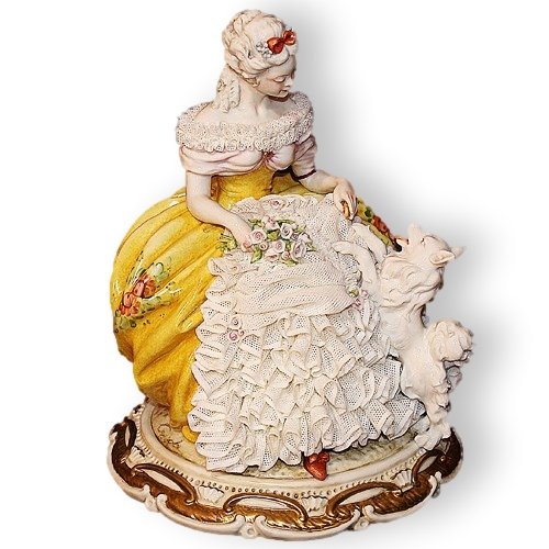 Статуэтка из фарфора Дама с собачкой
