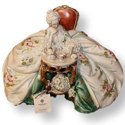 Статуэтка из фарфора Читающая дама