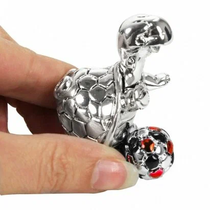 Статуэтка Черепашка-футболист с красным мячом Exetera Argenti 46-384776, вид в руках