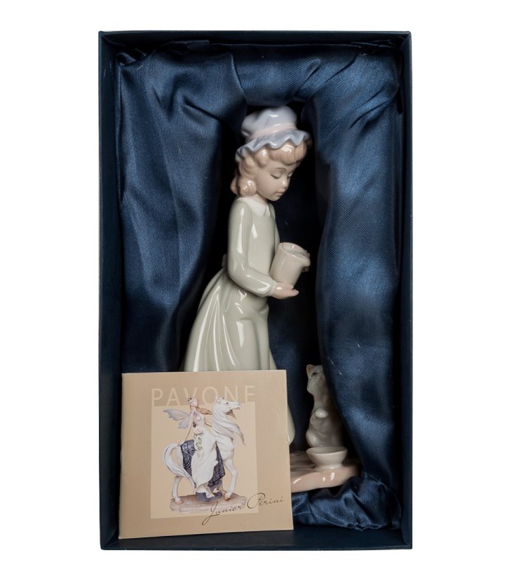 Фигурка из фарфора Девочка с котенком Pavone JP-29/62, фотография в упаковке