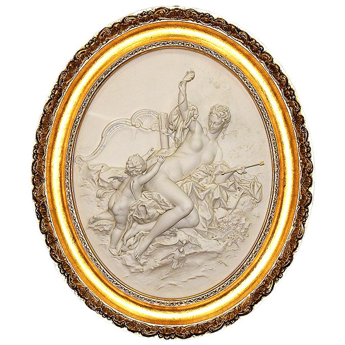 Барельеф из фарфора Венера и купидон