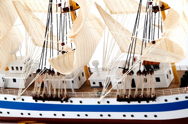 Модель парусного корабля Мир 80 см, фотография крупным планом