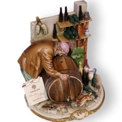 Статуэтка из фарфора Мужчина у бочки