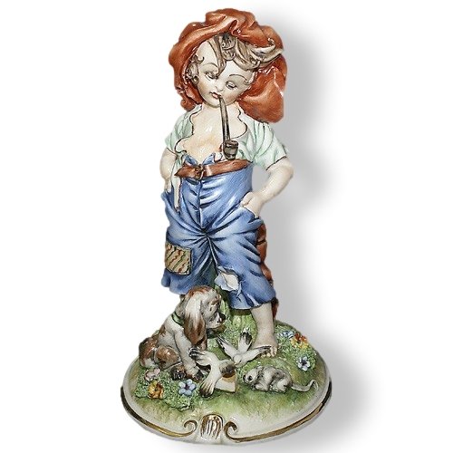 Статуэтка из фарфора Мальчишка с трубкой