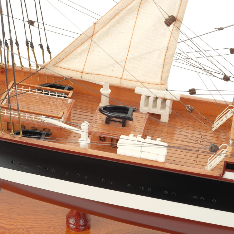 Модель парусного корабля Седов 110 см, увеличенный вид деталей со стороны