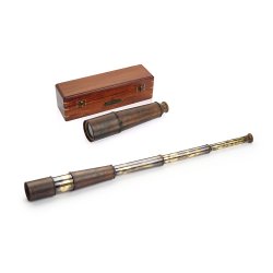 Капитанская подзорная труба в деревянной шкатулке