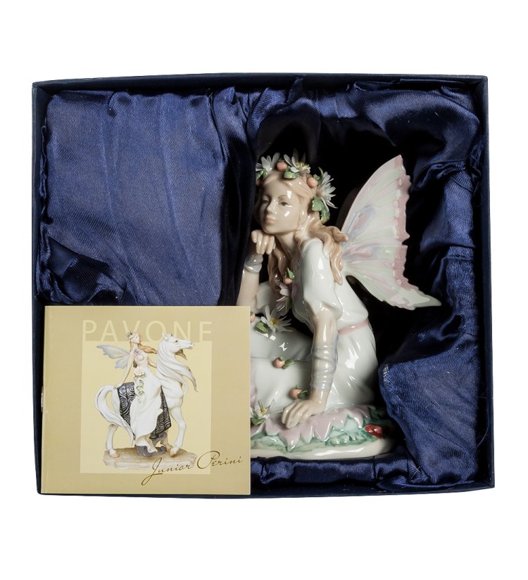 Статуэтка из фарфора Девушка Ангел на лугу с цветами Pavone JP-22/ 16, фотография в упаковке