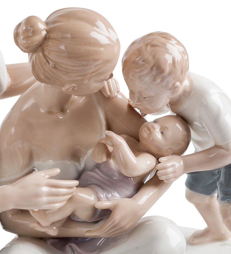 Статуэтка из фарфора Семья Pavone JP-15/53, фотография крупным планом