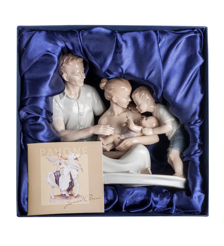Статуэтка из фарфора Семья Pavone JP-15/53, фотография в упаковке