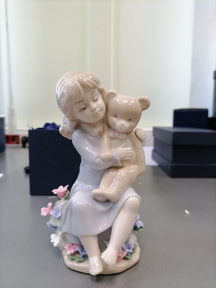 Статуэтка из фарфора Девочка с медвежонком Pavone JP-29/63, фото со склада портретный вид