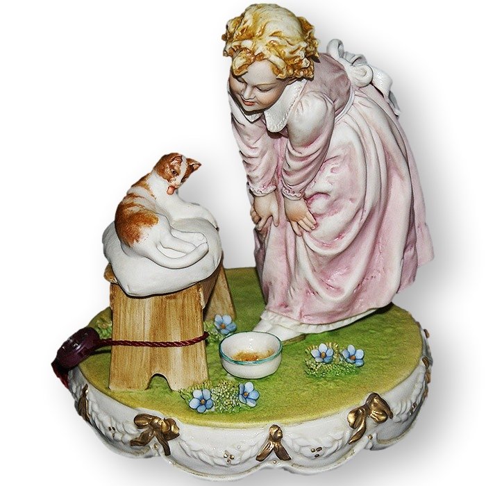 Статуэтка из фарфора Девушка с кошкой