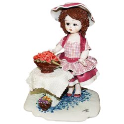 Фарфоровая девочка, стоящая у стола с цветами