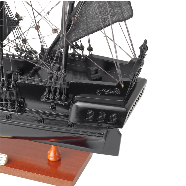 Модель корабля Черная жемчужина на подставке, вид окончания корабля