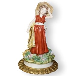 Статуэтка из фарфора Девушка с серпом