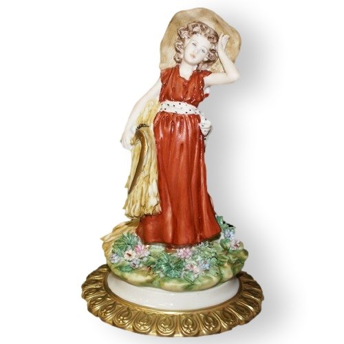 Статуэтка из фарфора Девушка с серпом