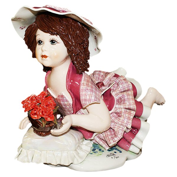 Фарфоровая статуэтка Девочка с цветами лежащая на подушке