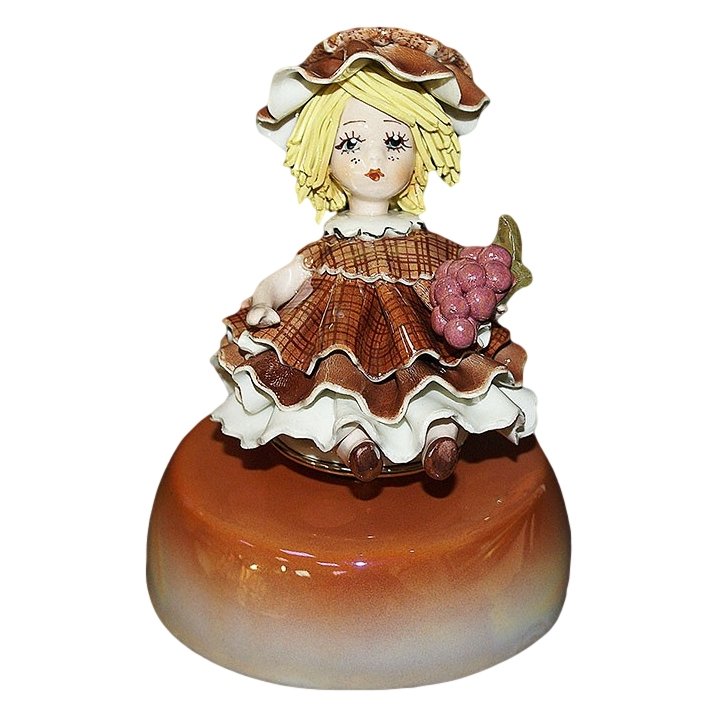 Статуэтка из фарфора музыкальная Осень