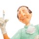 Маленькая Статуэтка Стоматолог с удаленным зубом - The Dentist Forchino FO-84005, портретный вид