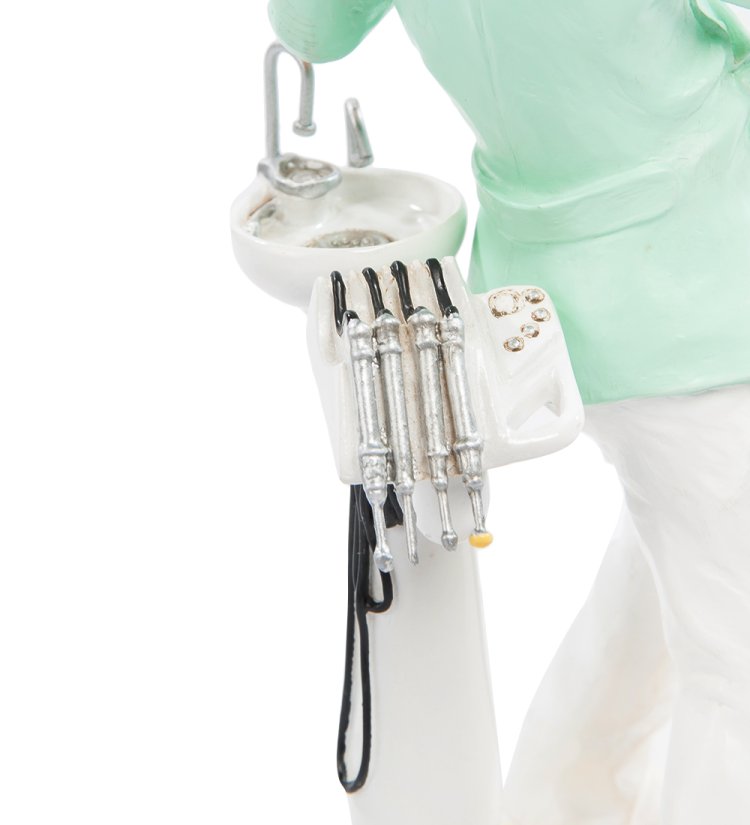Маленькая Статуэтка Стоматолог с удаленным зубом - The Dentist Forchino FO-84005, увеличенный вид деталей
