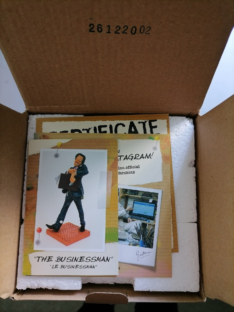 Маленькая Статуэтка Стоматолог с удаленным зубом - The Dentist Forchino FO-84005, фото со склада упаковка