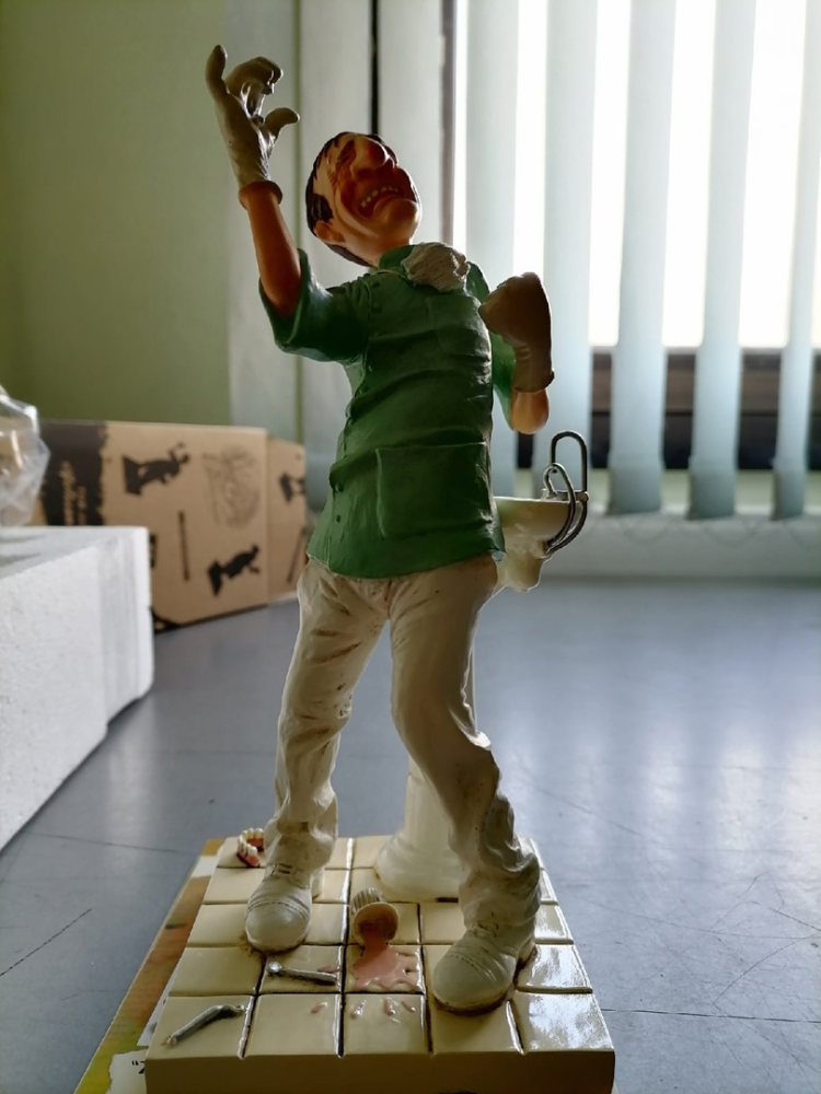 Маленькая Статуэтка Стоматолог с удаленным зубом - The Dentist Forchino FO-84005, фото со склада портретный вид