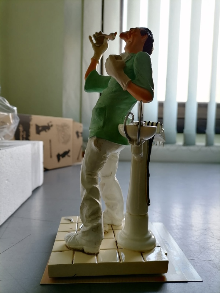 Маленькая Статуэтка Стоматолог с удаленным зубом - The Dentist Forchino FO-84005, фото со склада вид профиль