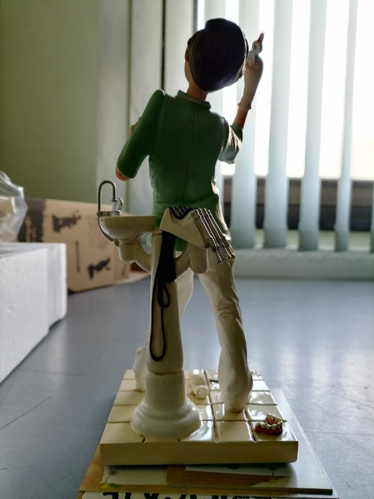 Маленькая Статуэтка Стоматолог с удаленным зубом - The Dentist Forchino FO-84005, фото со склада оборотная сторона