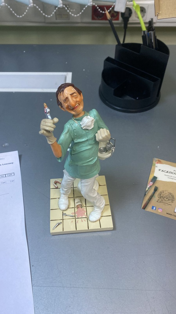 Маленькая Статуэтка Стоматолог с удаленным зубом - The Dentist Forchino FO-84005, фото со склада вид сверху