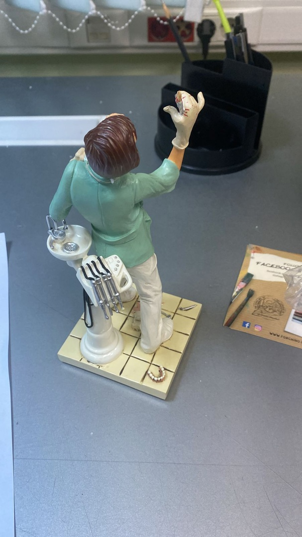 Маленькая Статуэтка Стоматолог с удаленным зубом - The Dentist Forchino FO-84005, фото со склада вид сверху и сзади