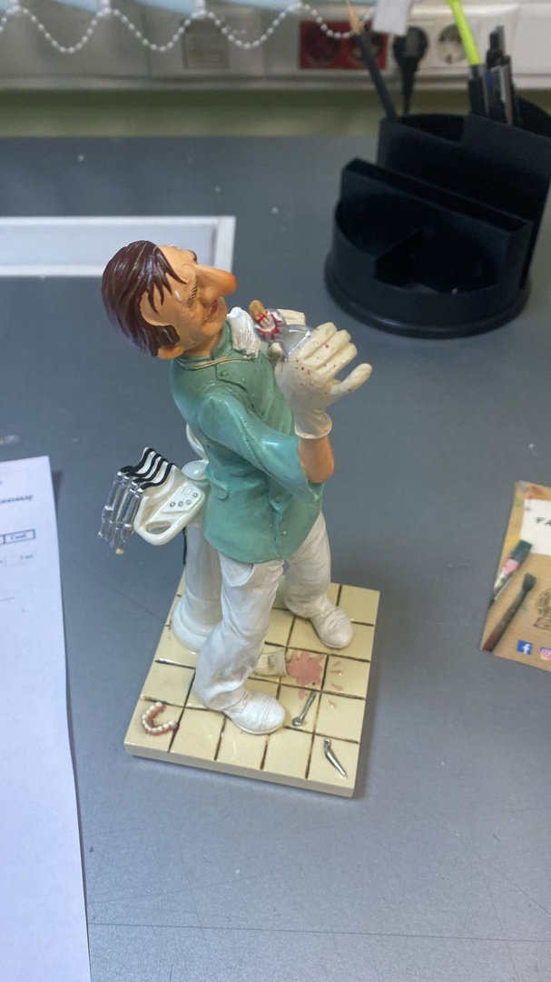 Маленькая Статуэтка Стоматолог с удаленным зубом - The Dentist Forchino FO-84005, фото со склада вид сверху и профиль