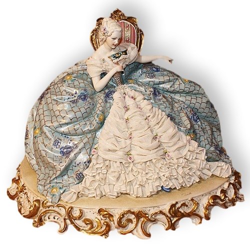 Статуэтка из фарфора Дама на стуле