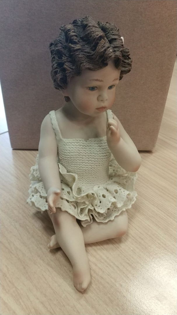 Фарфоровая статуэтка кукла Джой-Джой, фото со склада, вид со стороны