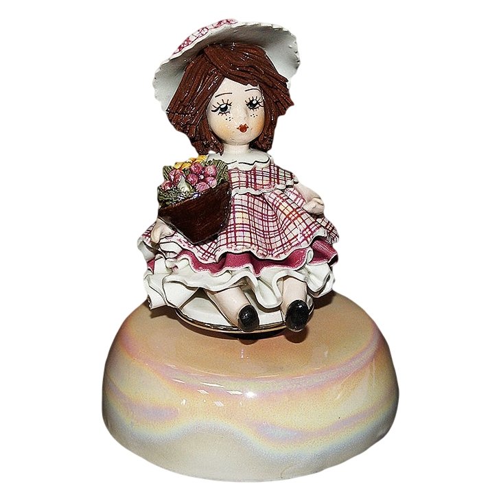 Статуэтка из фарфора музыкальная Кукла с цветами