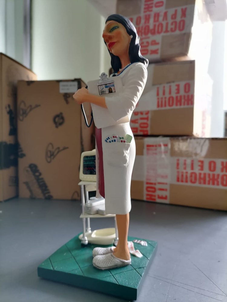 Маленькая Статуэтка Красивая Девушка Доктор - The Madam Doctor