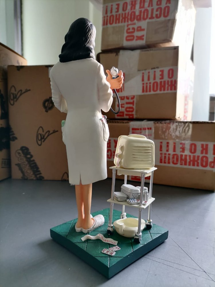 Маленькая Статуэтка Красивая Девушка Доктор - The Madam Doctor