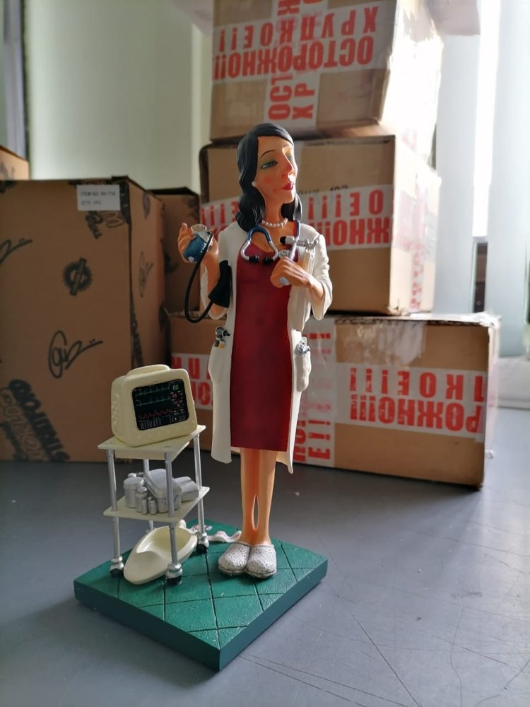 Маленькая Статуэтка Красивая Девушка Доктор - The Madam Doctor