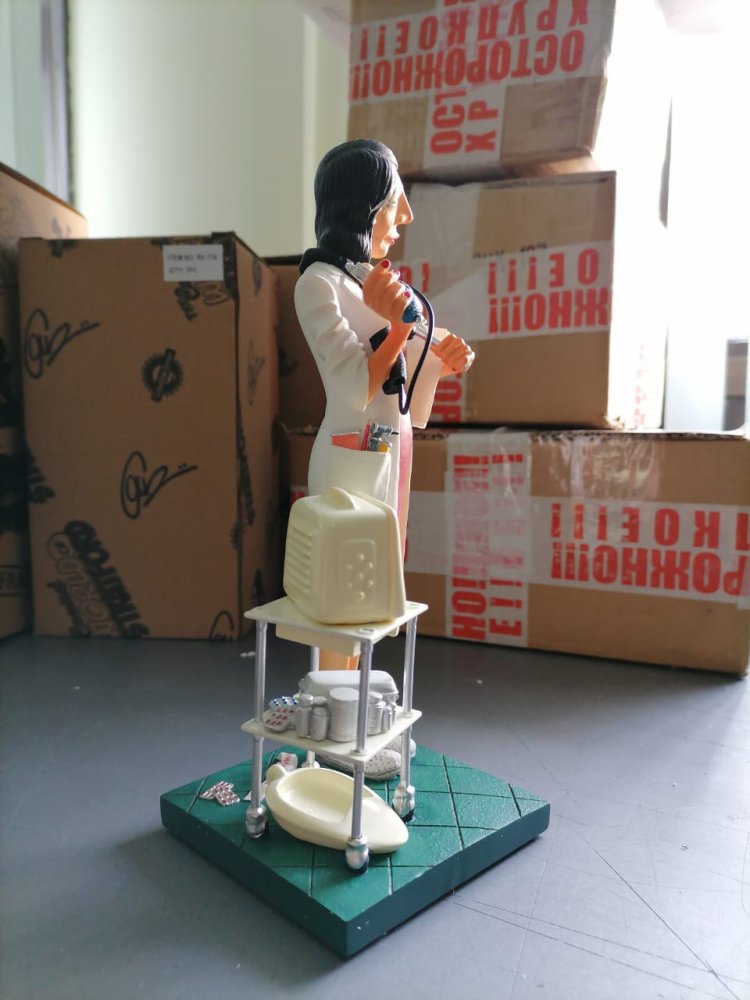 Маленькая Статуэтка Красивая Девушка Доктор - The Madam Doctor