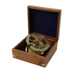 Морской компас в футляре из дерева