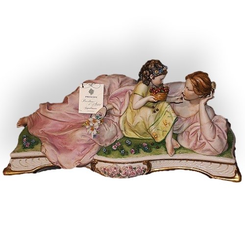 Статуэтка из фарфора Мама с дочкой