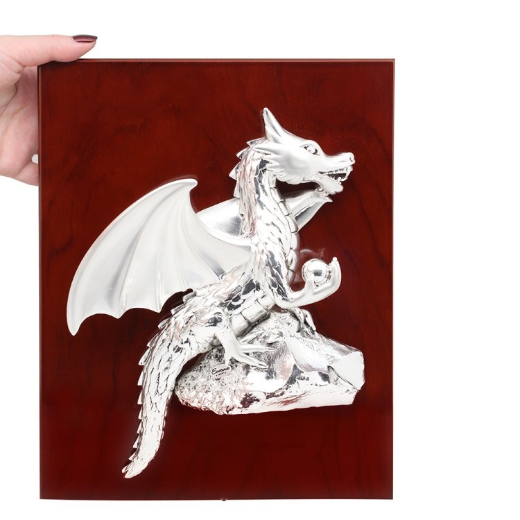 Панно Дракон на скале, посеребрение матовое Exetera Argenti 46-349935, фото в руке