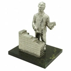 Статуэтка Строитель с кирпичной кладкой с посеребрением