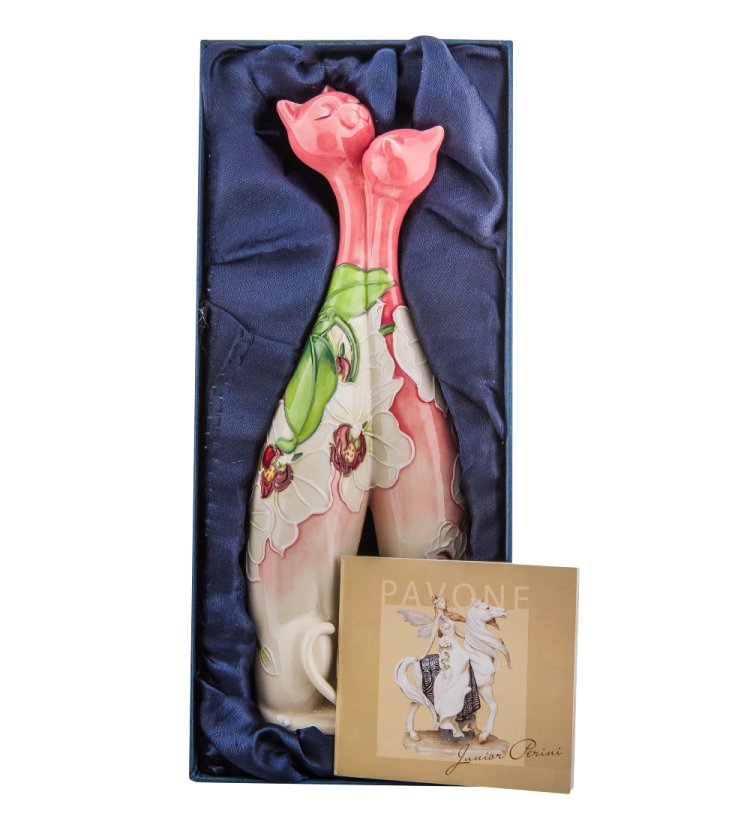 Ваза из фарфора Парочка розовых кошек Pavone JP-98/28, фотография в упаковке